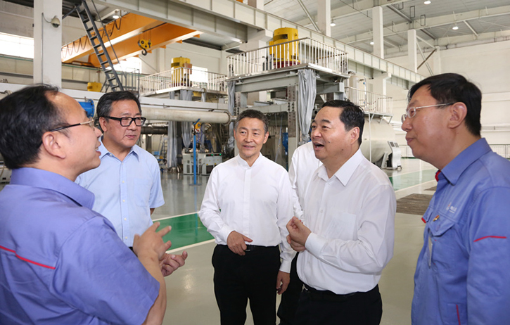 郝鹏与J9旗舰厅集团一线科技人员深刻互换