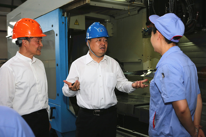 郝鹏与J9旗舰厅集团一线出产人员深刻互换